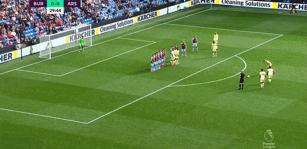 山东泰山今天下午在基地举行球迷开放日，一百多名球迷到场（山东泰山基地今日下午向球迷开放，百余名球迷到场）