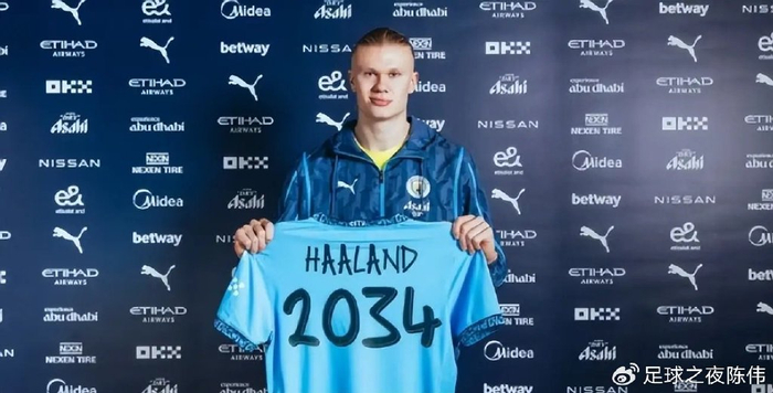 前锋单场双响，全场瞩目（前锋梅开二度，全场焦点）