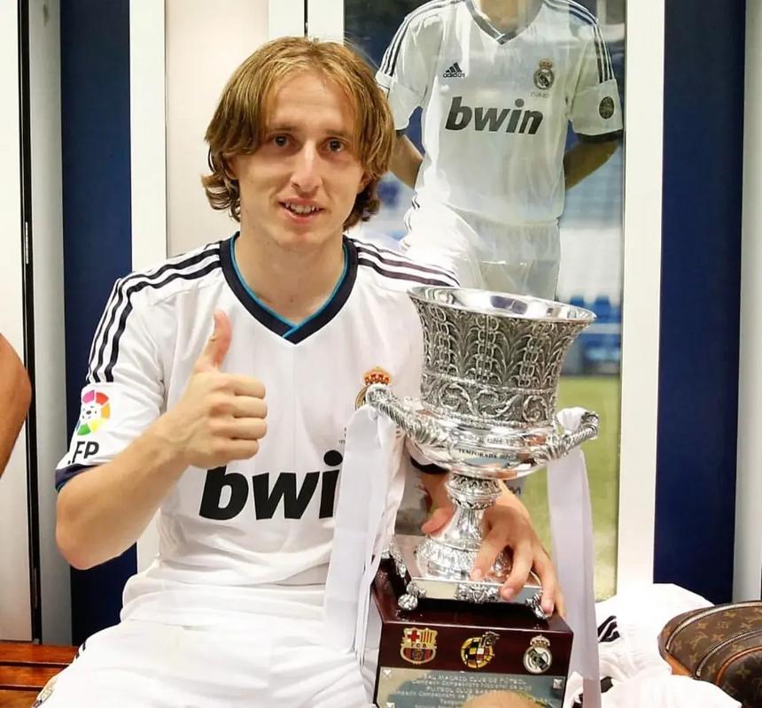 德转列中锋身价榜：哈兰德1.8亿欧居首，姆巴佩第二（德转中锋身价榜：哈兰德1.8亿欧领跑，姆巴佩居次）