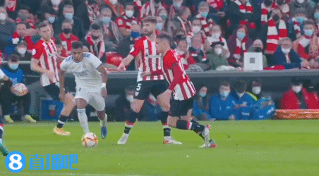 巴萨梅西进球助球队领先塞维利亚（梅西建功，巴萨领先塞维利亚）