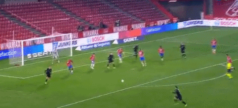 宝刀不老，齐达内在宇宙联赛中进球还送出一脚潇洒助攻（齐达内风采依旧，宇宙联赛破门并奉上潇洒助攻）